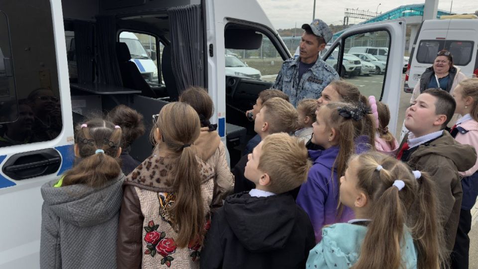 Школьники побывали в гостях у транспортной полиции Керчи Школьники побывали в гостях у транспортной полиции Керчи