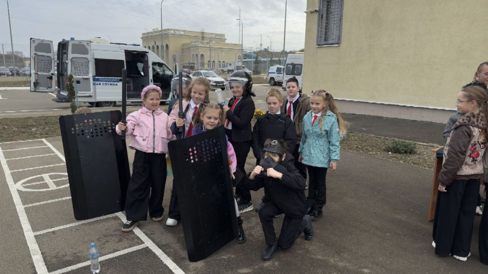 Школьники побывали в гостях у транспортной полиции Керчи Школьники побывали в гостях у транспортной полиции Керчи