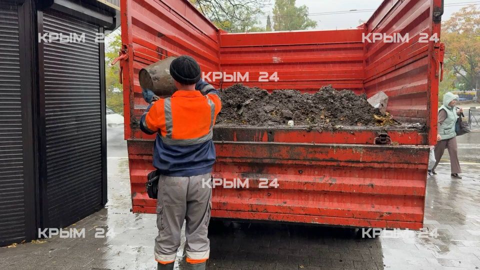 В течение дня в Ялте расчистили больше 15 систем дождевой канализации В течение дня в Ялте расчистили больше 15 систем дождевой канализации