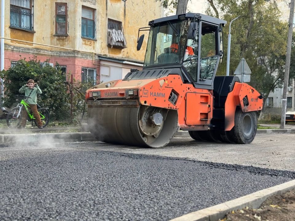На ул. Голощапова укладывают новый асфальт На ул. Голощапова укладывают новый асфальт