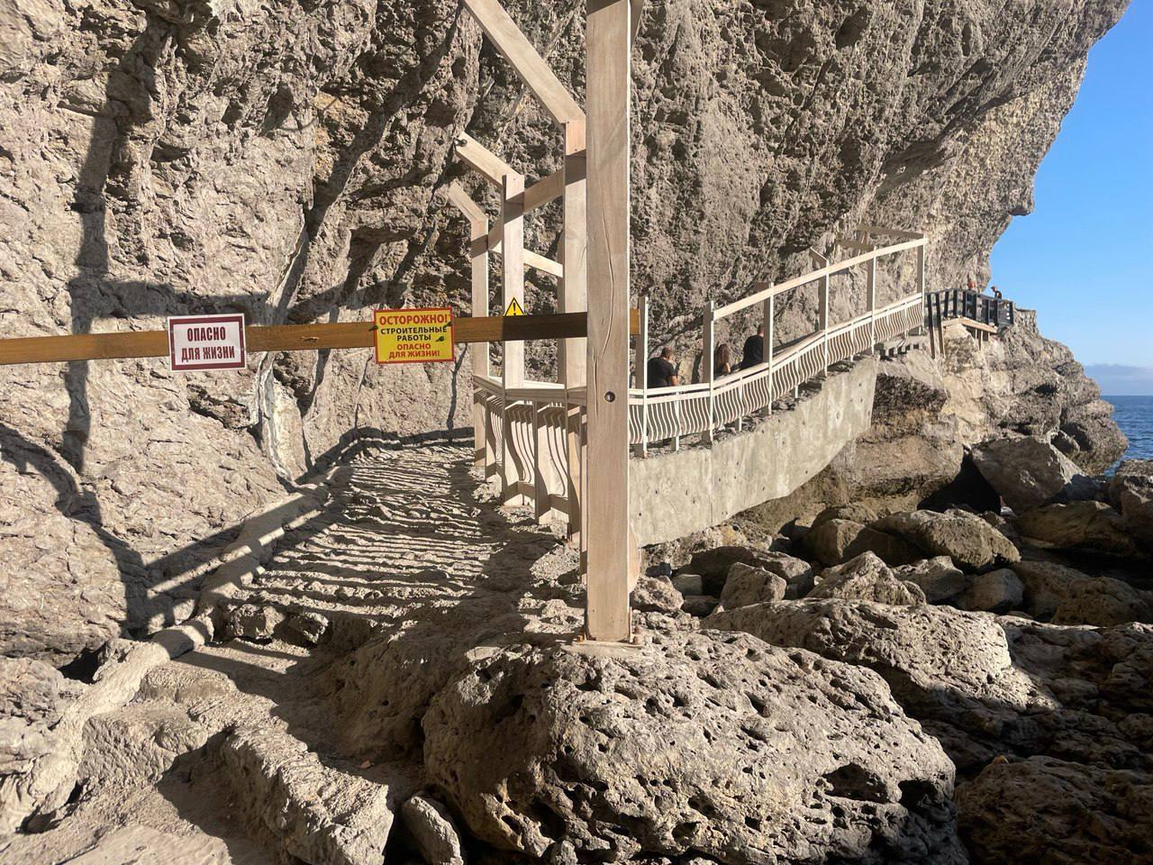 Некоторые туристы игнорируют опасность и продолжают ходить на закрытую тропу Голицына в Судаке