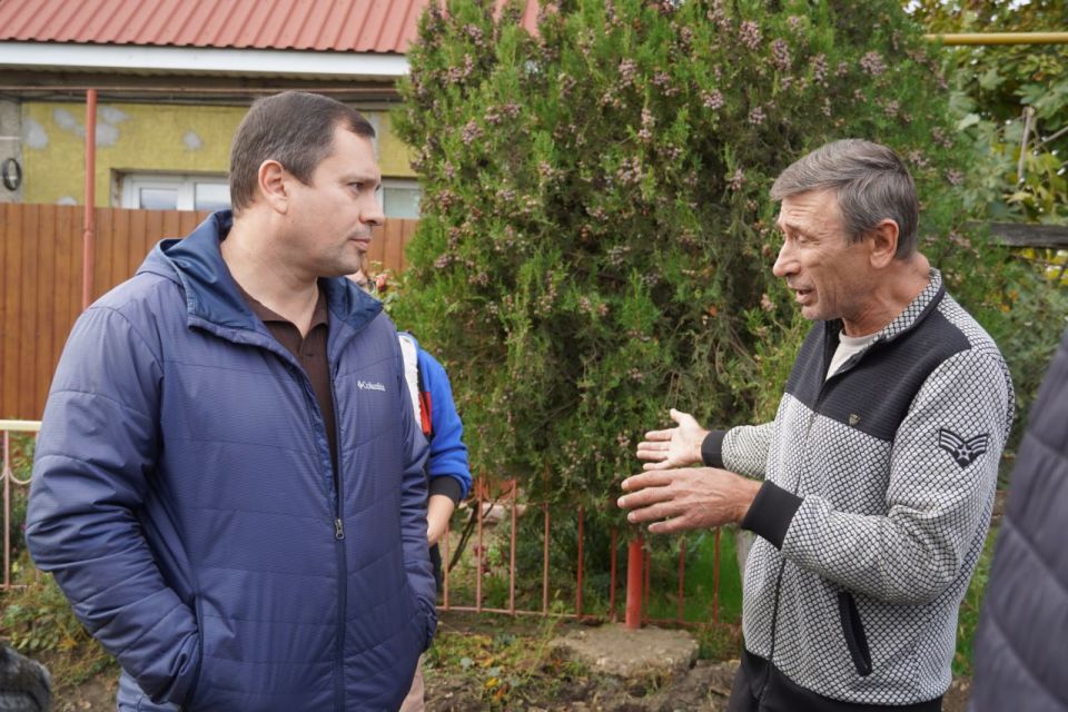 Глава администрации Керчи Олег Каторгин провёл встречу с жителями переулка Рыбацкого Глава администрации Керчи Олег Каторгин провёл встречу с жителями переулка Рыбацкого