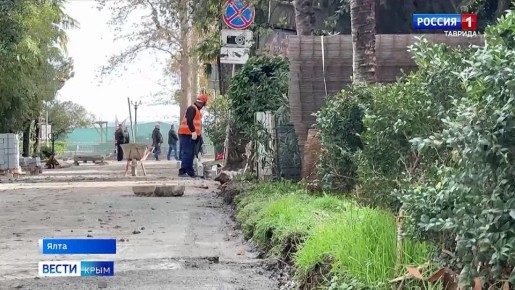 Сегодня в Большой Ялте сотрудники местной прокуратуры, администрации, а также представители Народного фронта проверили ход благоустройства общественных территорий