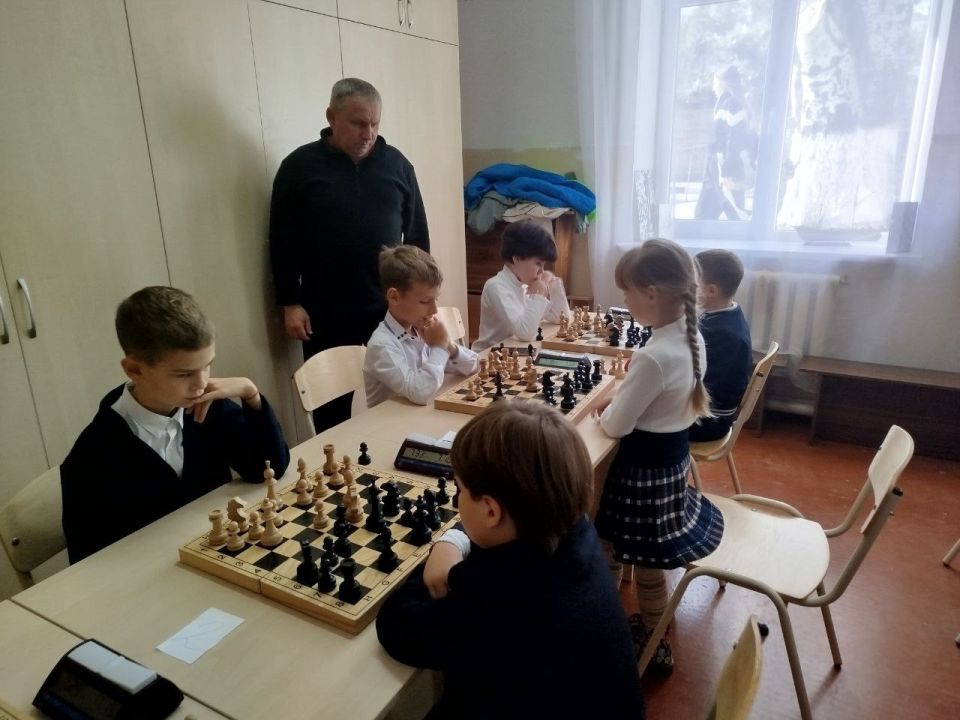 В МБОУ ДОД «Судакский ЦДЮТ» состоялся муниципальный этап региональных соревнований по шахматам среди учащейся молодежи, в котором приняло участие более 60 юных любителей древней игры