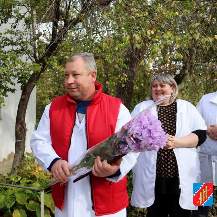 Глава администрации Джанкойского района Инна Федоренко вручила благодарности от Министерства сельского хозяйства Республики Крым двум сотрудникам ООО «Азовчане» — Александру Дзюбе и Елене Гиндзе Глава администрации Джанкойского района Инна Федоренко вручила благодарности от Министерства сельского хозяйства Республики Крым двум сотрудникам ООО «Азовчане» — Александру Дзюбе и Елене Гиндзе