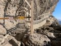 Любителей острых ощущений попросили воздержаться от прохождения разрушенного участка тропы Голицына