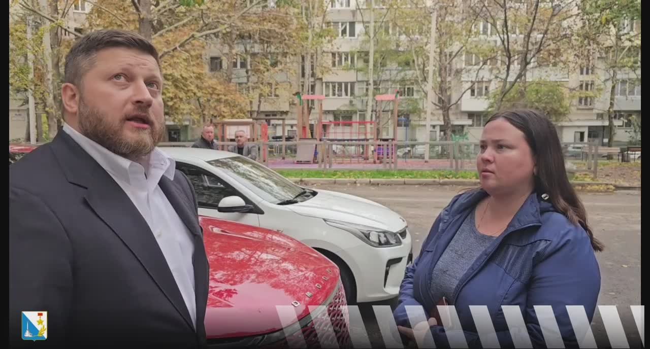 На контроле. Исполняющий обязанности заместителя губернатора Максим Ковалев посетил несколько адресов, где жители жаловались на перебои с отоплением, чтобы оценить ситуацию и выяснить причины проблем