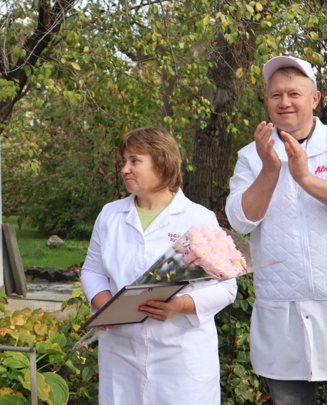Инна Федоренко: Сегодня я с честью вручила благодарности от Министерства сельского хозяйства Республики Крым двум замечательным сотрудникам ООО "Азовчане" – Александру Николаевичу Дзюбе и Елене Николаевне Гиндзе Инна Федоренко: Сегодня я с честью вручила благодарности от Министерства сельского хозяйства Республики Крым двум замечательным сотрудникам ООО "Азовчане" – Александру Николаевичу Дзюбе и Елене Николаевне Гиндзе