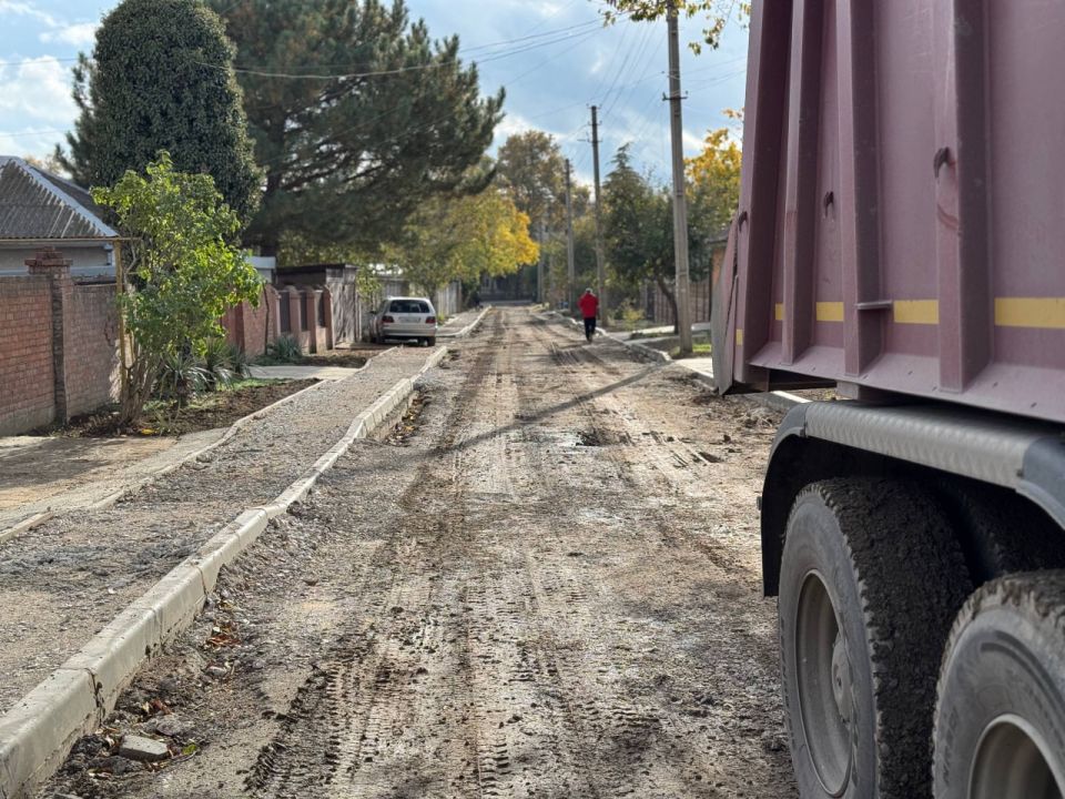 На ул. Голощапова укладывают новый асфальт На ул. Голощапова укладывают новый асфальт