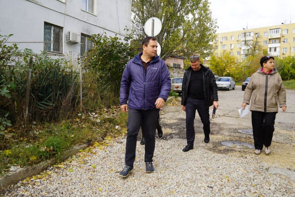 Глава администрации Керчи Олег Каторгин провёл встречу с жителями переулка Рыбацкого Глава администрации Керчи Олег Каторгин провёл встречу с жителями переулка Рыбацкого