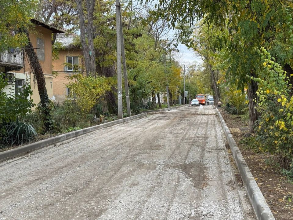 На ул. Голощапова укладывают новый асфальт На ул. Голощапова укладывают новый асфальт