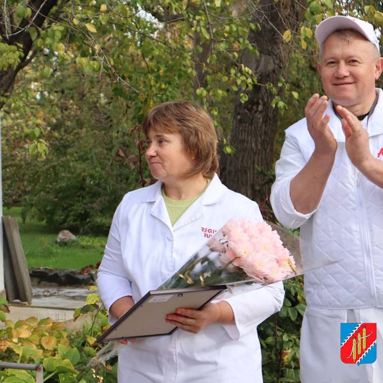 Глава администрации Джанкойского района Инна Федоренко вручила благодарности от Министерства сельского хозяйства Республики Крым двум сотрудникам ООО «Азовчане» — Александру Дзюбе и Елене Гиндзе Глава администрации Джанкойского района Инна Федоренко вручила благодарности от Министерства сельского хозяйства Республики Крым двум сотрудникам ООО «Азовчане» — Александру Дзюбе и Елене Гиндзе