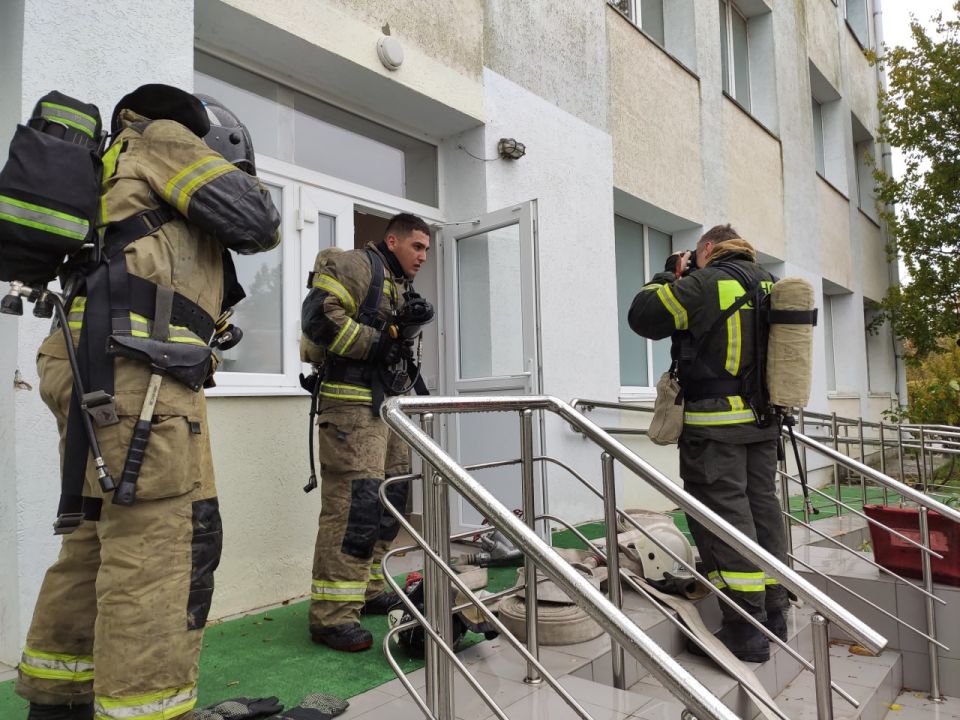 Сотрудники 5 пожарно-спасательного отряда ликвидировали условный огонь Сотрудники 5 пожарно-спасательного отряда ликвидировали условный огонь