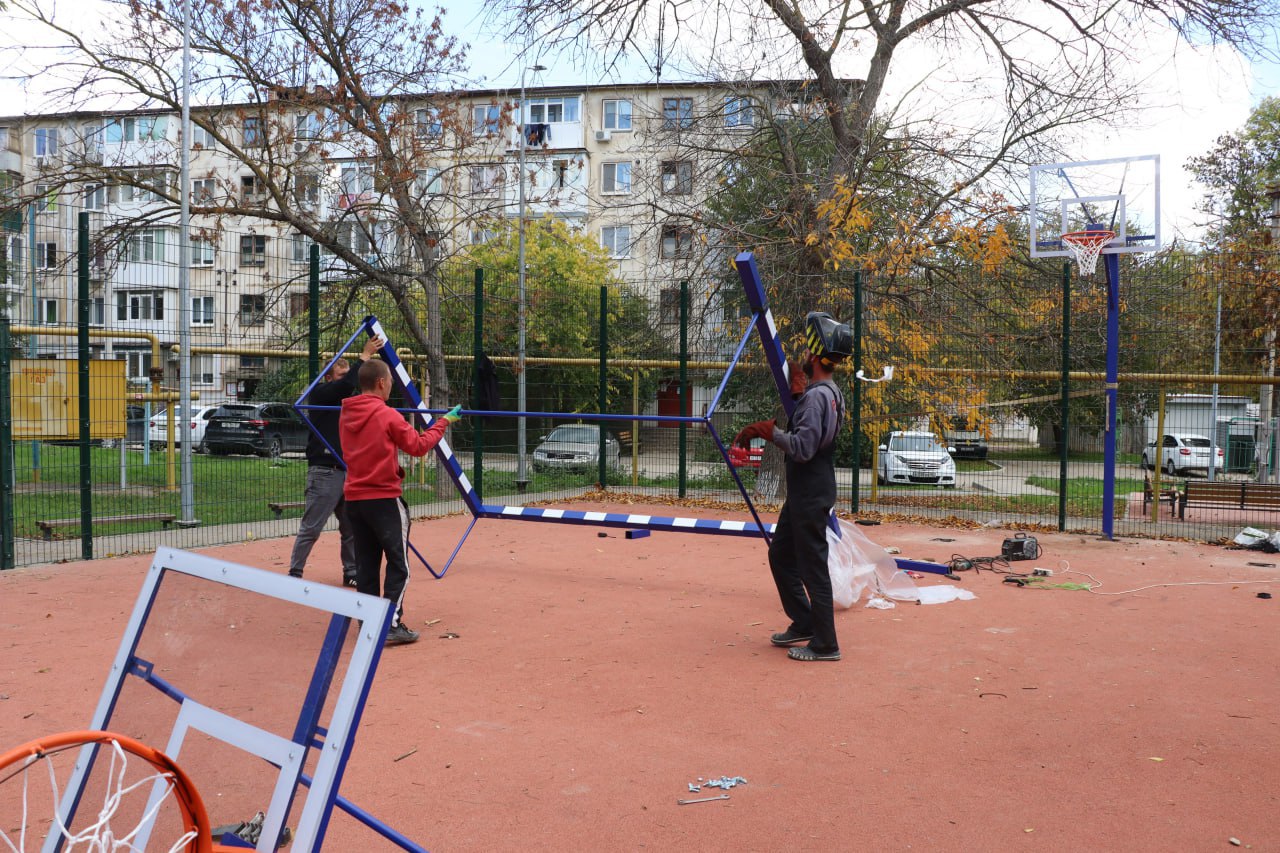 В Керчи обновляют спортивные площадки В Керчи обновляют спортивные площадки