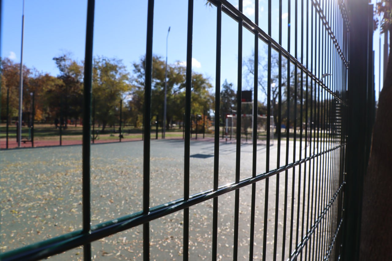 В Керчи обновляют спортивные площадки