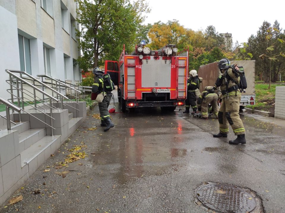 Сотрудники 5 пожарно-спасательного отряда ликвидировали условный огонь Сотрудники 5 пожарно-спасательного отряда ликвидировали условный огонь