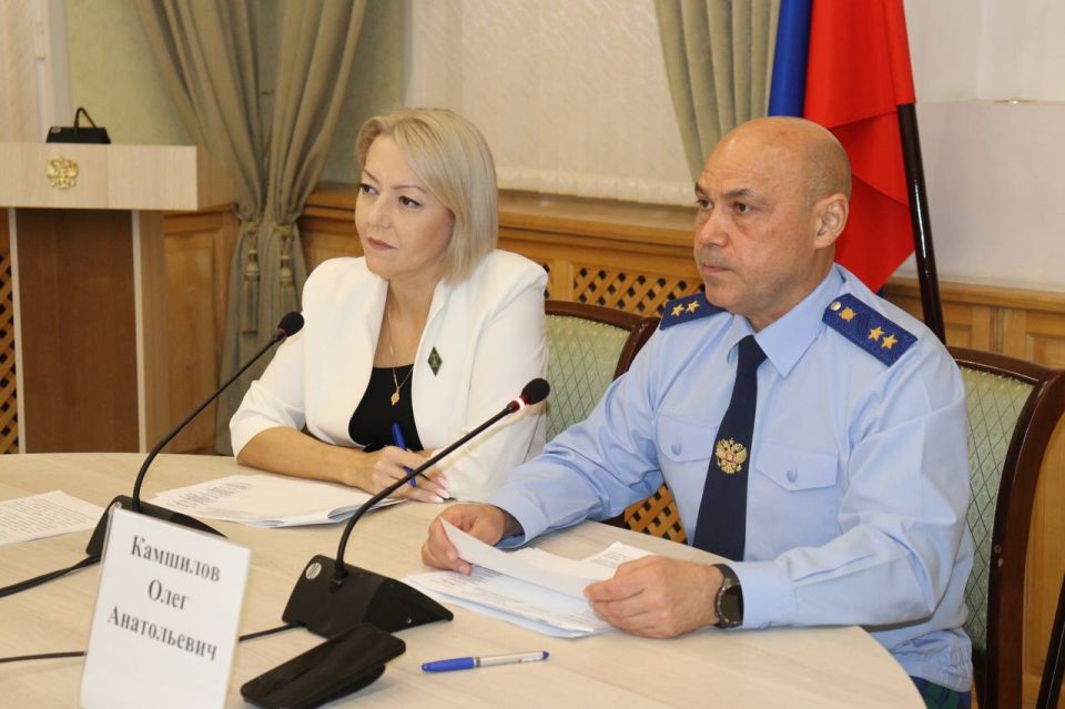 Прокурор Крыма и руководитель Комитета семей воинов отечества Республики Крым подписали соглашение о сотрудничестве Прокурор Крыма и руководитель Комитета семей воинов отечества Республики Крым подписали соглашение о сотрудничестве