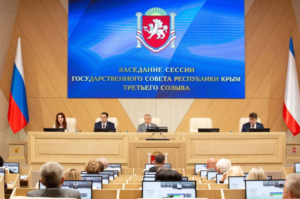 Анастасия Гридчина: Сегодня состоялось заседание третьей сессии Государственного Совета Республики Крым под председательством главы крымского парламента Владимира Константинова. Анастасия Гридчина: Сегодня состоялось заседание третьей сессии Государственного Совета Республики Крым под председательством главы крымского парламента Владимира Константинова.
