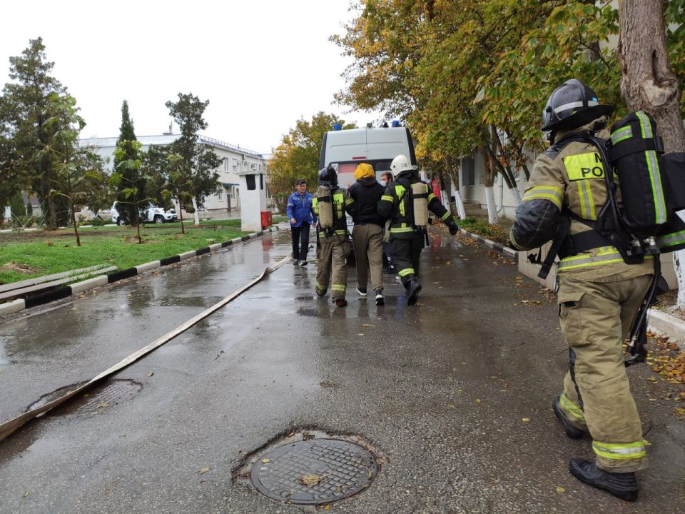 Сотрудники 5 пожарно-спасательного отряда ликвидировали условный огонь Сотрудники 5 пожарно-спасательного отряда ликвидировали условный огонь