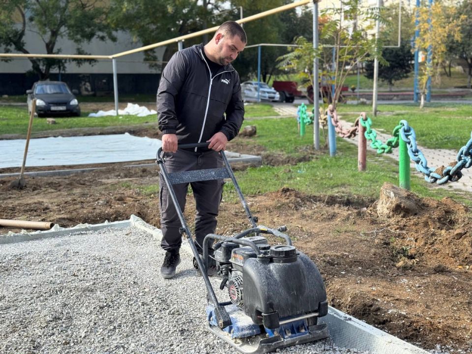 Во дворе на ул. Свердлова, 35, 37, устанавливают детскую и спортивную площадки Во дворе на ул. Свердлова, 35, 37, устанавливают детскую и спортивную площадки