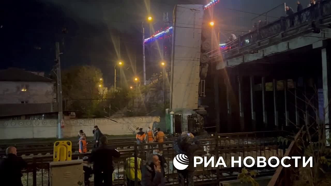 Грузовая фура упала с моста на железнодорожные пути у вокзала в Симферополе, пострадал водитель, сообщили РИА Новости в управлении МЧС