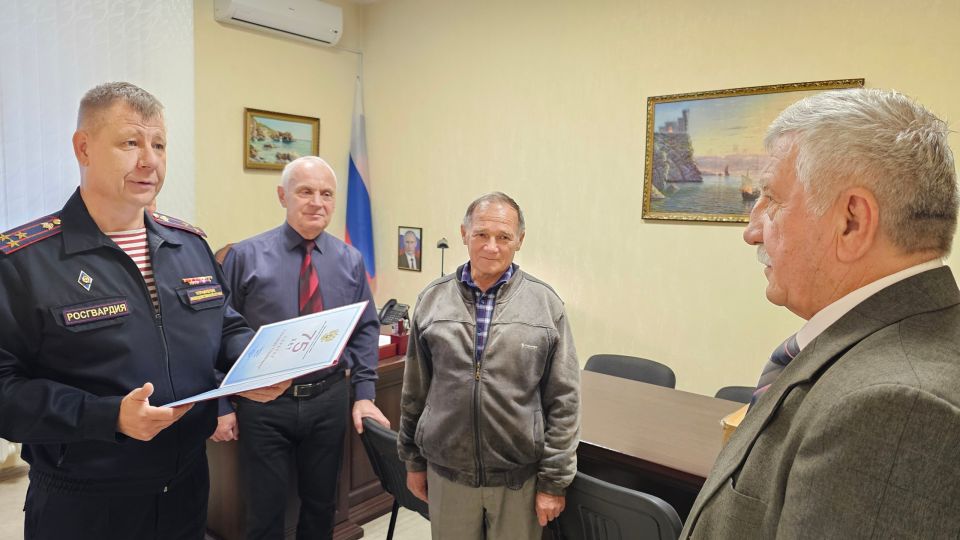 Росгвардейцы поздравили ветерана службы с днем рождения в Севастополе Росгвардейцы поздравили ветерана службы с днем рождения в Севастополе