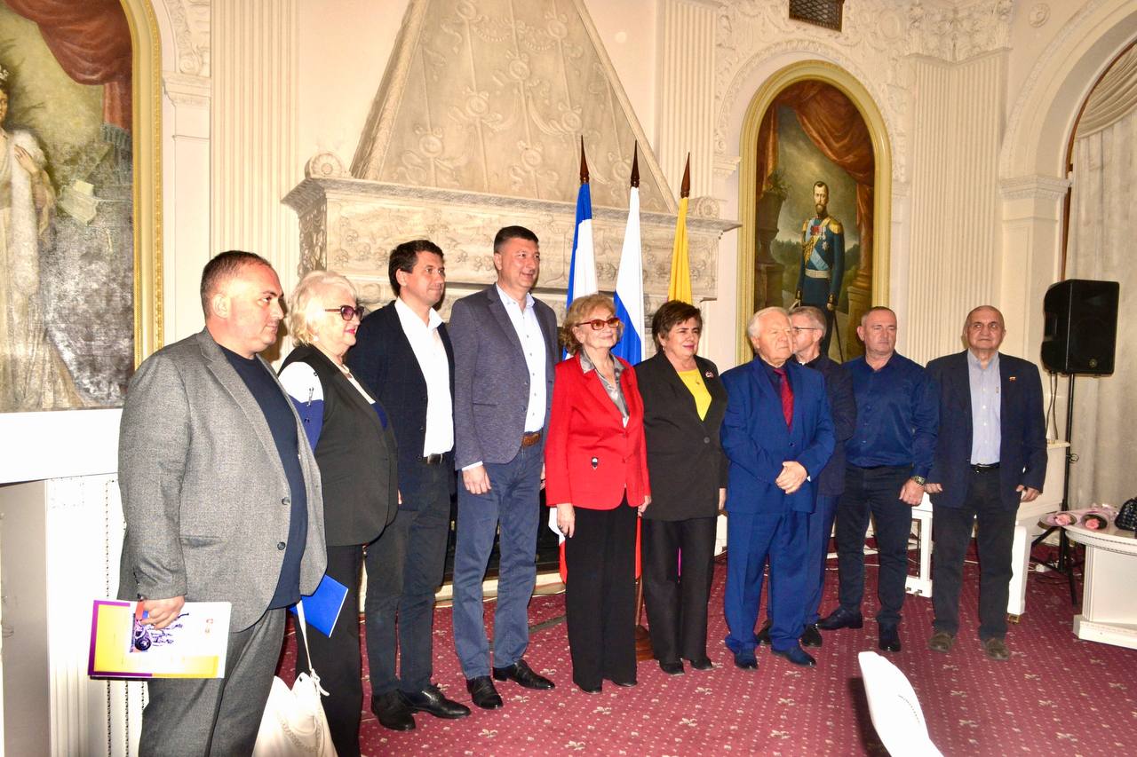 28 октября по приглашению Ялтинской администрации, как член Общественной палаты принял участие в совместном заседании Совета по межнациональным и межконфессиональным отношениям при главе администрации города Ялта и... 28 октября по приглашению Ялтинской администрации, как член Общественной палаты принял участие в совместном заседании Совета по межнациональным и межконфессиональным отношениям при главе администрации города Ялта и...