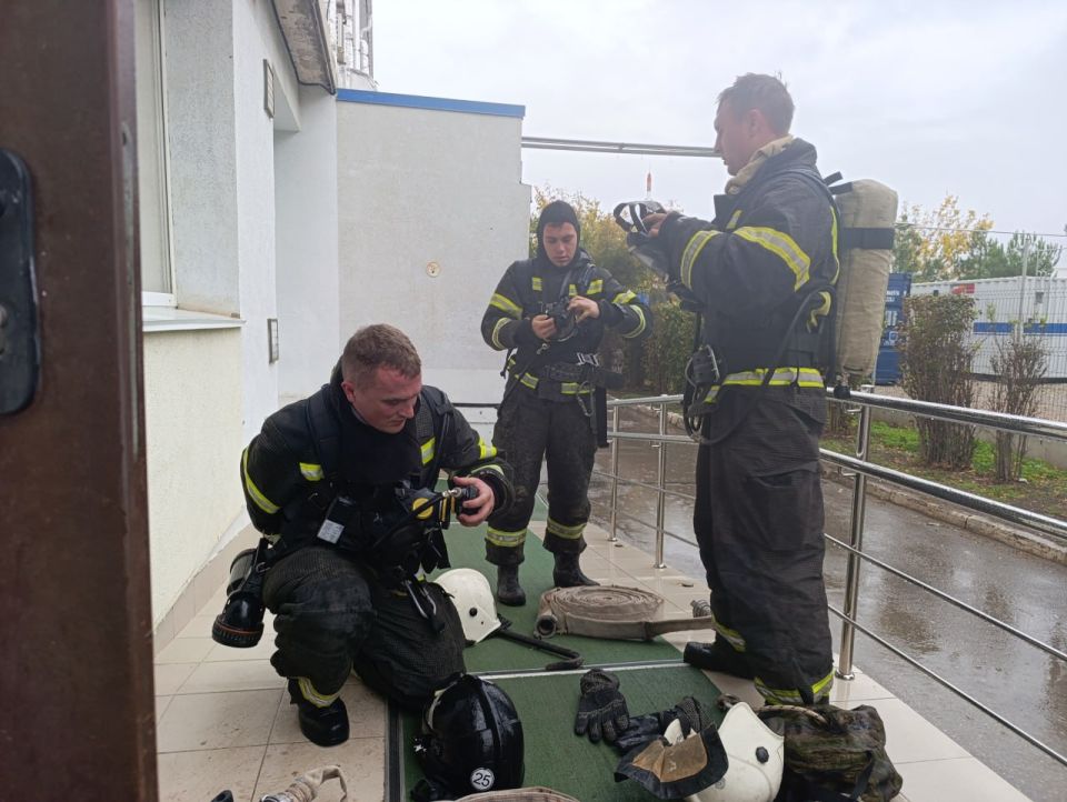 Сотрудники 5 пожарно-спасательного отряда ликвидировали условный огонь Сотрудники 5 пожарно-спасательного отряда ликвидировали условный огонь