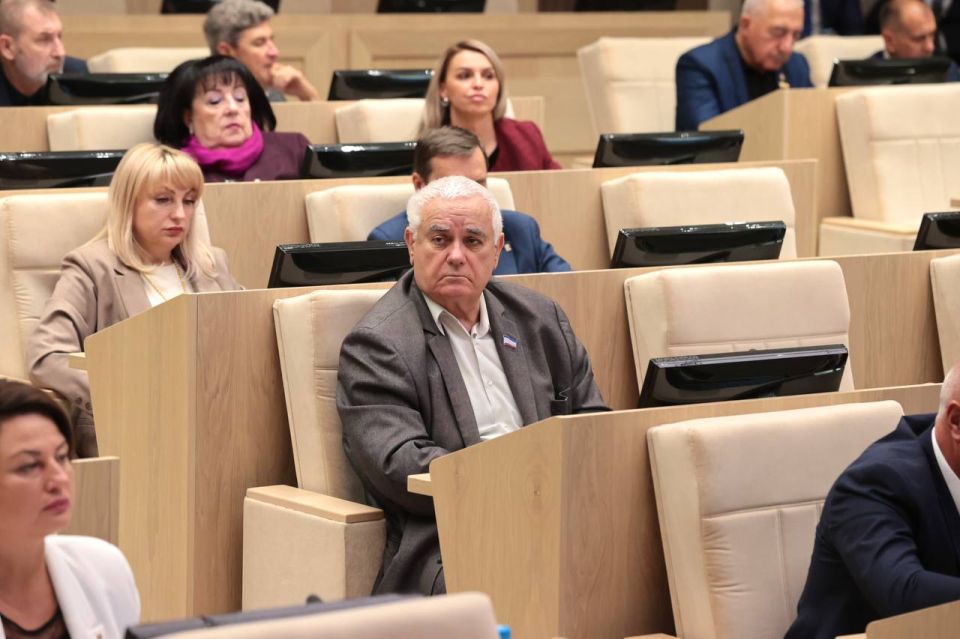 Анастасия Гридчина: Сегодня состоялось заседание третьей сессии Государственного Совета Республики Крым под председательством главы крымского парламента Владимира Константинова. Анастасия Гридчина: Сегодня состоялось заседание третьей сессии Государственного Совета Республики Крым под председательством главы крымского парламента Владимира Константинова.