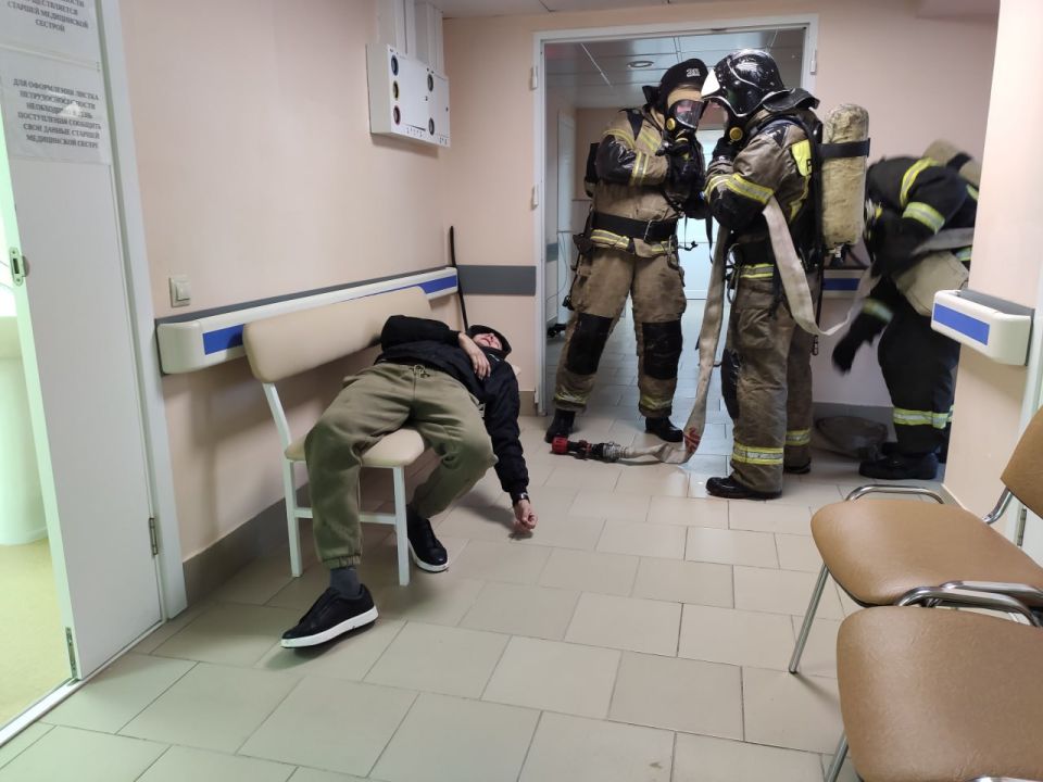 Сотрудники 5 пожарно-спасательного отряда ликвидировали условный огонь Сотрудники 5 пожарно-спасательного отряда ликвидировали условный огонь