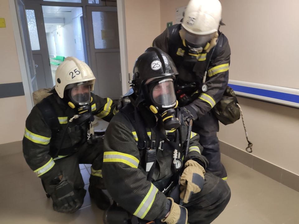 Сотрудники 5 пожарно-спасательного отряда ликвидировали условный огонь Сотрудники 5 пожарно-спасательного отряда ликвидировали условный огонь