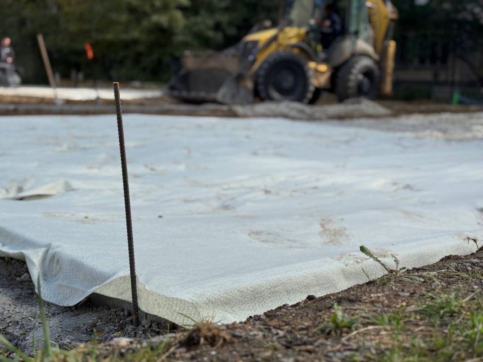Во дворе на ул. Свердлова, 35, 37, устанавливают детскую и спортивную площадки Во дворе на ул. Свердлова, 35, 37, устанавливают детскую и спортивную площадки