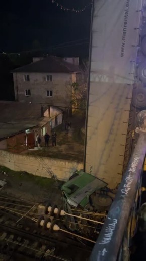 В Симферополе грузовик упал с моста на ж/д пути