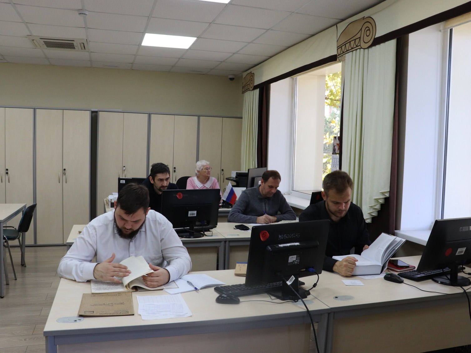 Работа читальных залов Госархива - одна из основных форм использования документов Архивного фонда Республики Крым