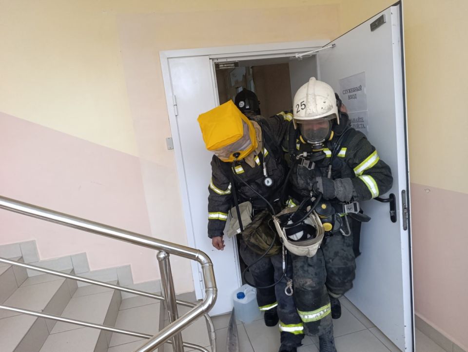 Сотрудники 5 пожарно-спасательного отряда ликвидировали условный огонь Сотрудники 5 пожарно-спасательного отряда ликвидировали условный огонь