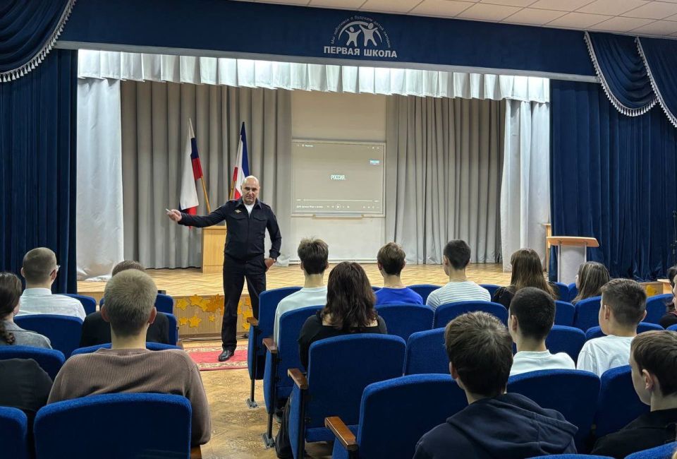 Транспортные полицейские Крыма провели для школьников урок безопасности перед каникулами Транспортные полицейские Крыма провели для школьников урок безопасности перед каникулами