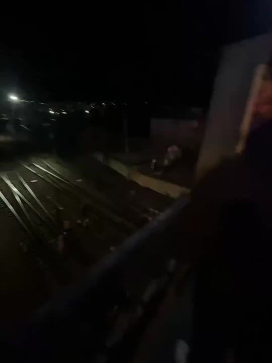 Водитель фуры, упавшей с моста на ж/д пути в Симферополе, доставлен в медучреждение