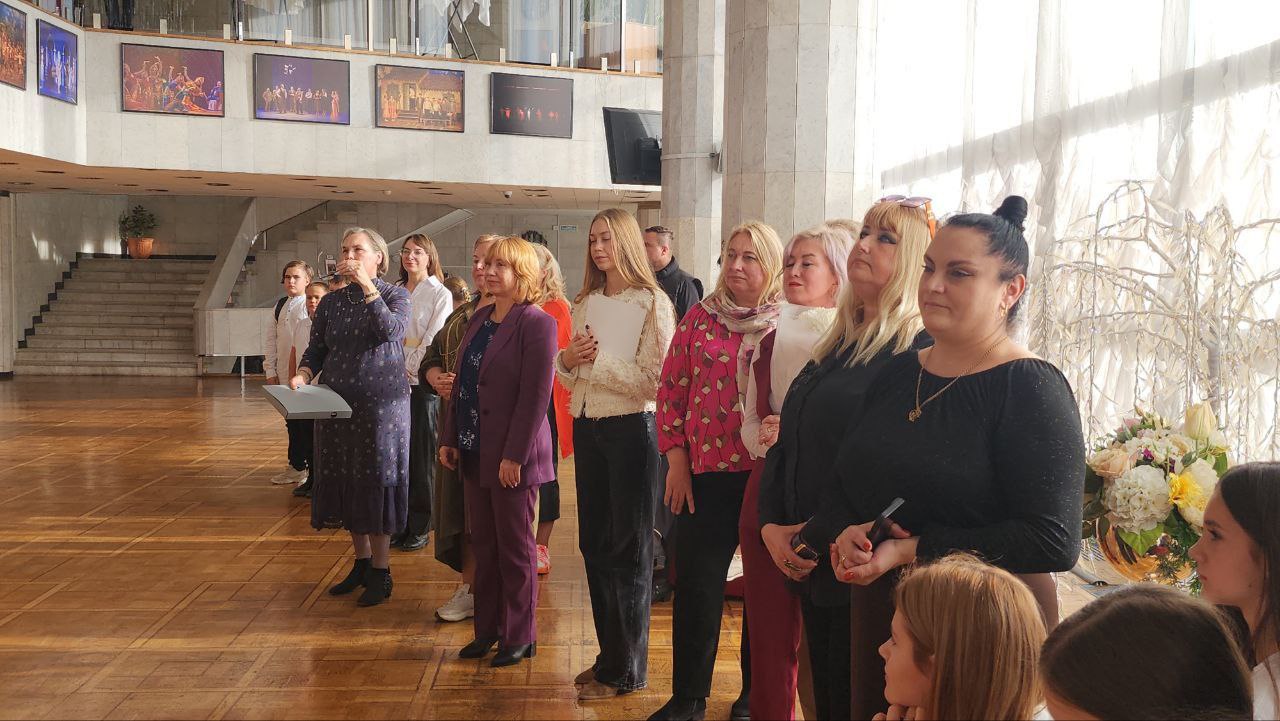 В преддверии государственного праздника - Дня народного единства, в Государственном академическом музыкальном театре Республики Крым открылась выставка «В единстве - сила!» В преддверии государственного праздника - Дня народного единства, в Государственном академическом музыкальном театре Республики Крым открылась выставка «В единстве - сила!»