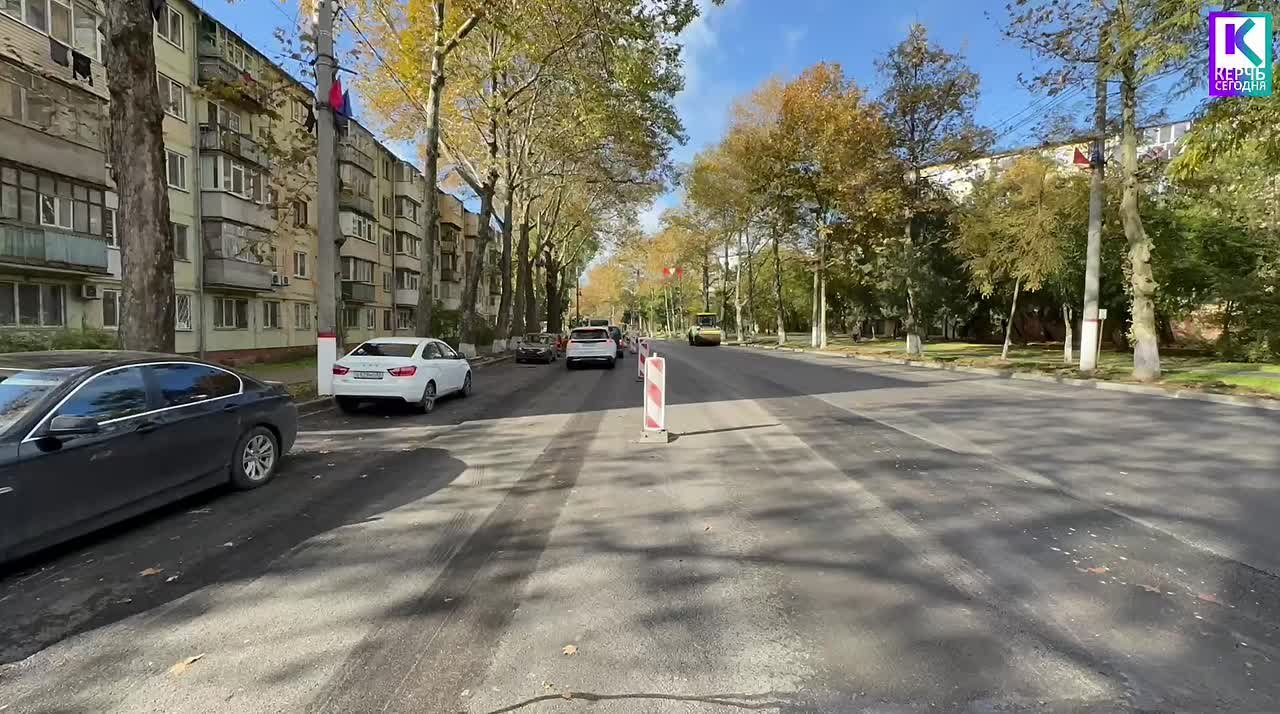 В Керчи продолжаются работы по обновлению центральных дорог