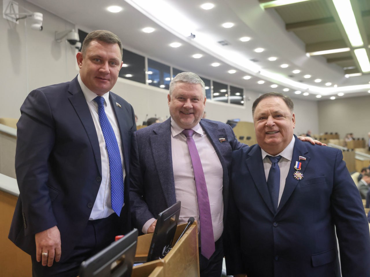 Юрий Нестеренко: Поздравляю своего товарища и коллегу Олега Дориановича Валенчука с награждением Почётным знаком Государственной Думы «За заслуги в развитии парламентаризма»