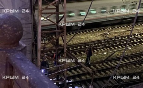 Несмотря на рухнувшую на пути фуру поезда продолжают курсировать в обычном режиме