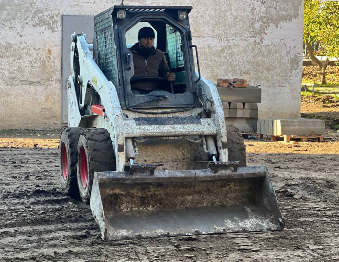 «На сегодняшний день рабочие завершили демонтаж старого бордюрного камня и приступили к установке нового. Следующий этап – благоустройство территорий, асфальтирование пешеходных зон и дорожного полотна», – Игорь Ивин «На сегодняшний день рабочие завершили демонтаж старого бордюрного камня и приступили к установке нового. Следующий этап – благоустройство территорий, асфальтирование пешеходных зон и дорожного полотна», – Игорь Ивин