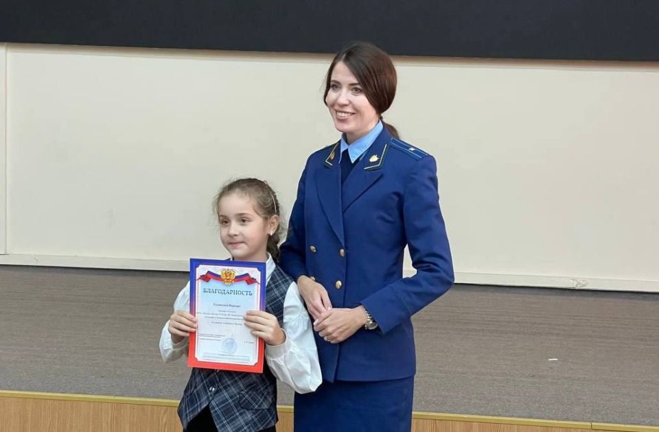 Работники природоохранной прокуратуры наградили победителей конкурса рисунков на тему «Сохраним животных Крыма» Работники природоохранной прокуратуры наградили победителей конкурса рисунков на тему «Сохраним животных Крыма»