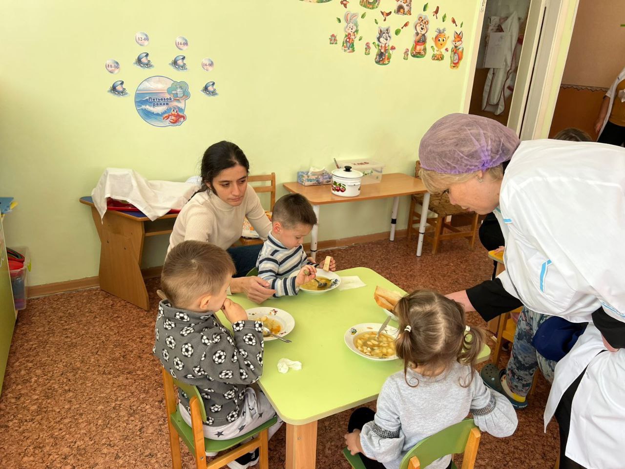 В Керчи проходят проверки организации питания в учреждениях образования В Керчи проходят проверки организации питания в учреждениях образования