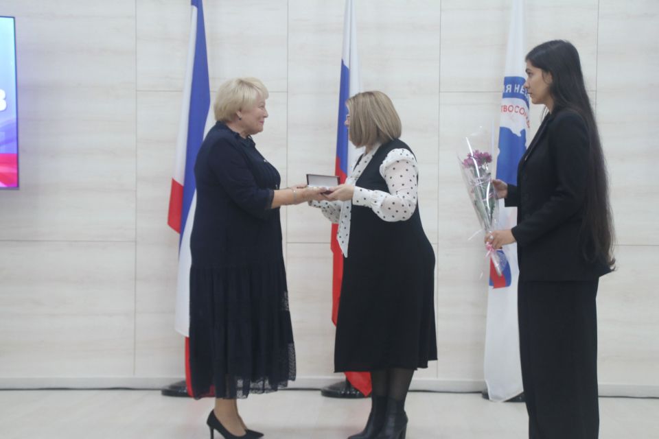 Елена Лось приняла участие в торжественном мероприятии, посвященном празднованию Дня профессиональных союзов Республики Крым, состоявшемся в Доме профсоюзов Елена Лось приняла участие в торжественном мероприятии, посвященном празднованию Дня профессиональных союзов Республики Крым, состоявшемся в Доме профсоюзов