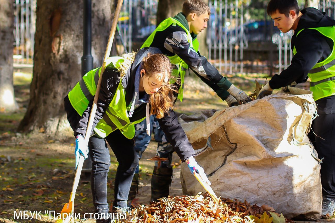 Школьники помогают поддерживать чистоту зелёных зон Симферополя Школьники помогают поддерживать чистоту зелёных зон Симферополя