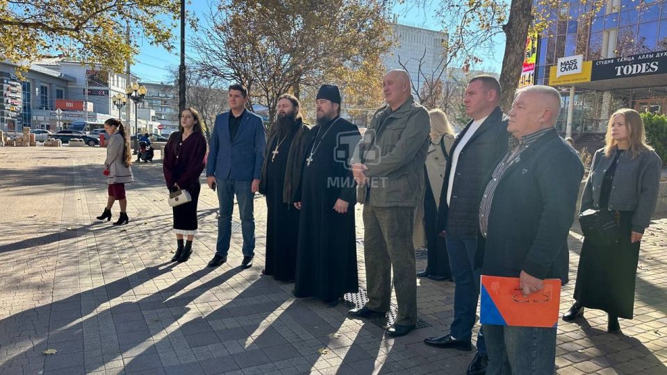 В Симферополе в преддверии Дня народного единства открыли фотовыставку «С верой в Победу!» В Симферополе в преддверии Дня народного единства открыли фотовыставку «С верой в Победу!»