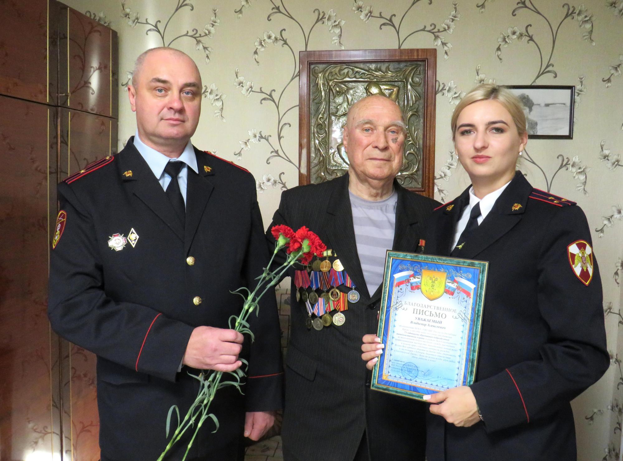 В честь Дня образования вневедомственной охраны росгвардейцы поздравили ветерана службы в Крыму В честь Дня образования вневедомственной охраны росгвардейцы поздравили ветерана службы в Крыму