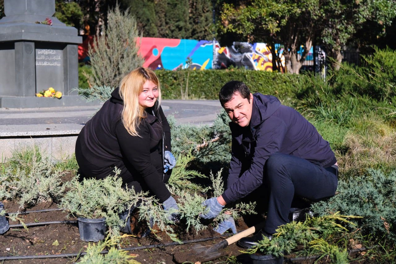 В Ялте приступил к осеннему цветочному оформлению В Ялте приступил к осеннему цветочному оформлению