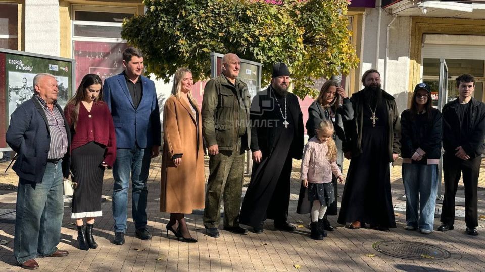В Симферополе в преддверии Дня народного единства открыли фотовыставку «С верой в Победу!» В Симферополе в преддверии Дня народного единства открыли фотовыставку «С верой в Победу!»